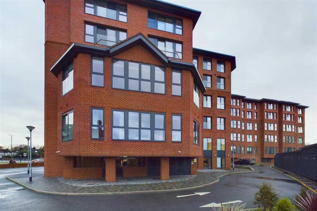 Prime Location - Parking + Fast Wifi + SmartTVs serviced apartment - Milton Keynes - VivreStays