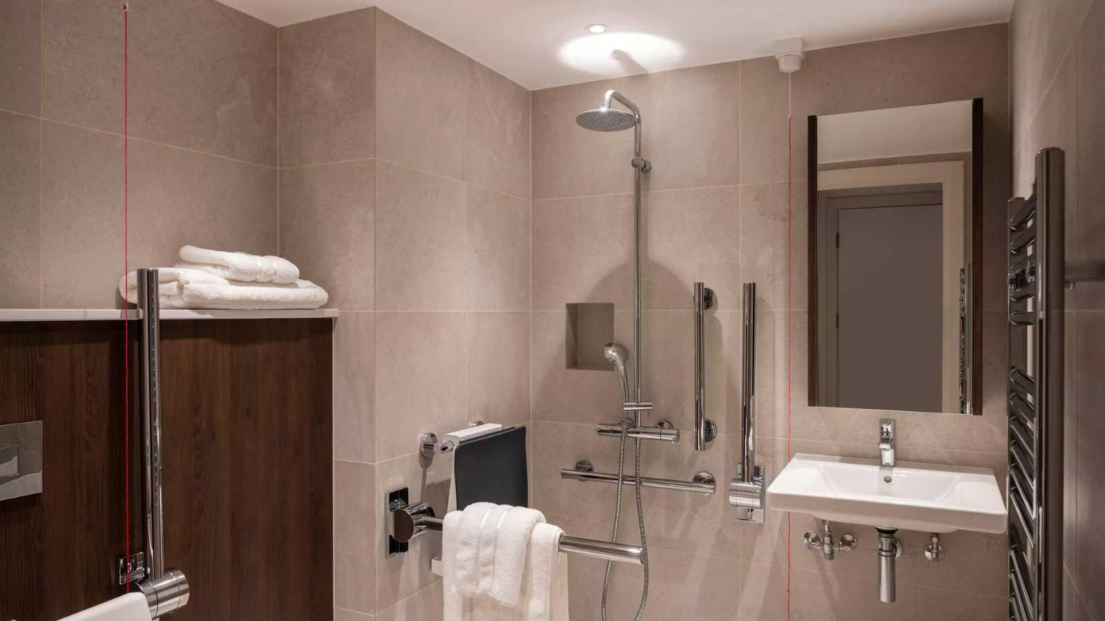 One Bedroom Accessible Apartment with Balcony | Landmark Pinnacle serviced apartment - London - VivreStays