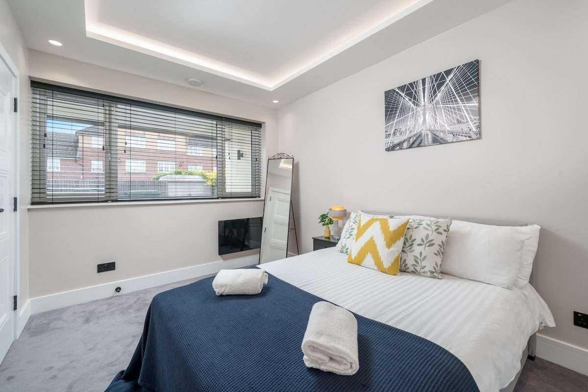 Beautiful London Cockfosters Aptmt Near Tube, WiFi serviced apartment - Barnet - VivreStays