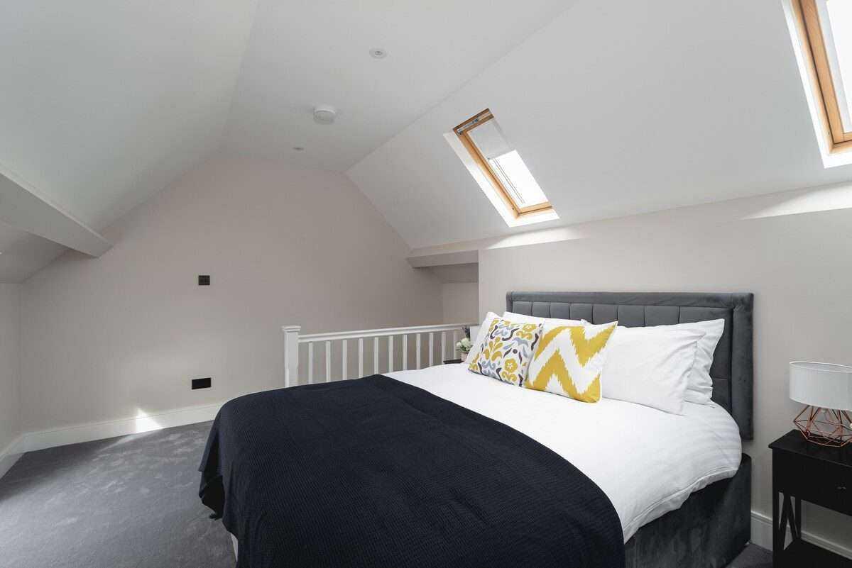 4 Bed Cozy Cockfosters Apartment Minutes to Tube serviced apartment - Barnet - VivreStays